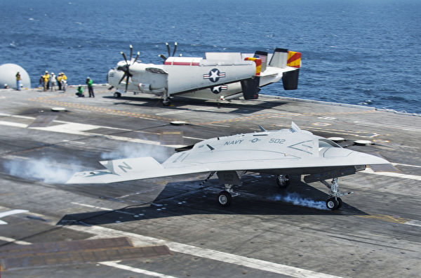 美国海军10日一架带有像蝙蝠翅膀的无人机在“布什”号核动力航空母舰上平稳降落，这是无人驾驶飞机历史上的一次重要飞行。(JIM WATSON/AFP)