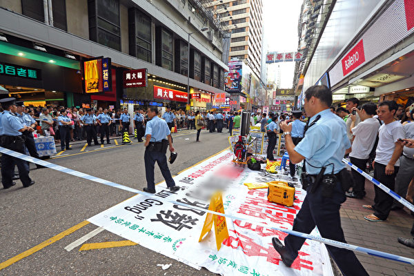 香港警方封鎖整條街道，阻止香港市民接近法輪功真相點。（攝影：潘在殊／大紀元）