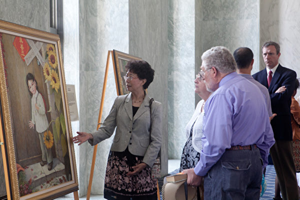 7月18日，真善忍國際美術展再次在美國國會Rayburn眾議院辦公室大樓展出，吸引了不少人前來觀看。（攝影：奚明／大紀元）