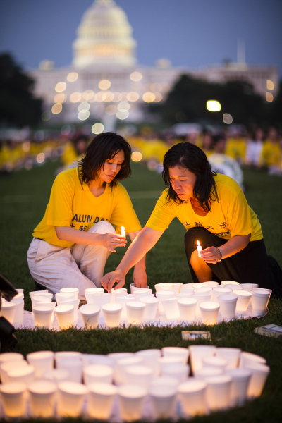 2013年7月18日，來自美東各地和華盛頓DC部份法輪功學員約1,500人彙集在美國首都華盛頓DC國家公園，悼念因堅守「真、善、忍」信仰而遭受中共殘酷迫害致死的法輪功學員。(愛德華／大紀元)