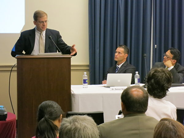 法轮大法信息中心执行主任布若德（Levi Browde）（左一）在研讨会上介绍，中共为什么镇压法轮功。（摄影：林南／大纪元）