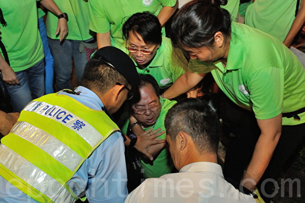 青关会副会长林国安在场闹事与警察冲突被压制在地（摄影：宋祥龙／大纪元）
