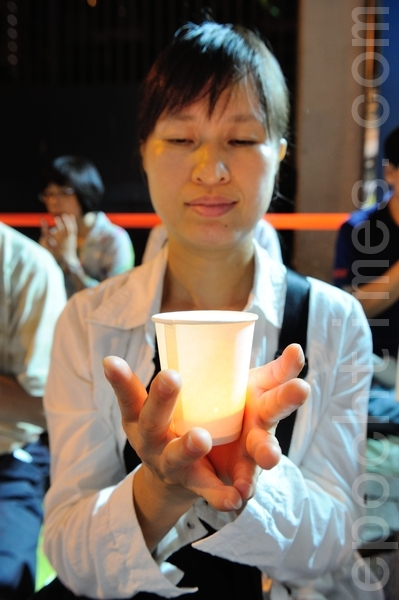 香港法輪功學員手持燭光悼念被中共迫害致死的學員（攝影：宋祥龍／大紀元）