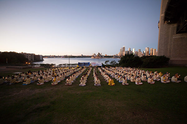 2013年7月21日（星期日）早晨，澳洲悉尼地區法輪功學員在悉尼Milsons Point的Bradfield Park集體煉功。（Henry Lam/大紀元）
