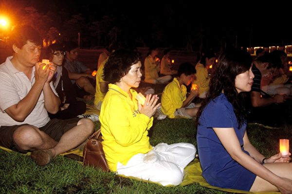 多位民眾參加法2013年7•20，台灣台東法輪功學員燭光悼念。（林京昀／大紀元）
