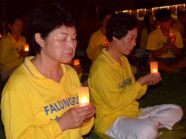 2013年7•20，台灣台東法輪功學員進行燭光夜悼-1。（龍芳／大紀元）