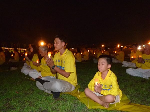 2013年7•20，台灣台東法輪功學員進行燭光夜悼-2。（龍芳／大紀元）