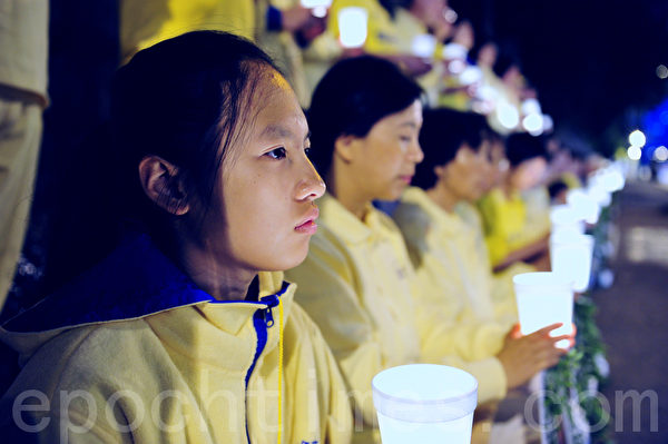2013年7月20日晚，温哥华法轮功学员在中领馆前举行反迫害14周年悼念活动。（摄影：景浩/大纪元）