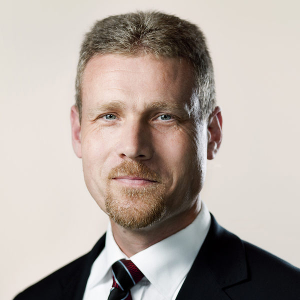 丹麥國會議員托姆·本克向歐洲法輪大法學員发來了致詞。（攝影/丹麥議會網站