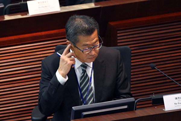 香港發展局長陳茂波的囤地醜聞風波越演越烈，他7月25日出席立法會發展事務委員會的公聽會，多個民團和議員批評其誠信破產，要求他立即下台。（攝影：潘在殊／大紀元）