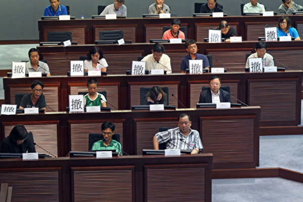 香港發展局長陳茂波的囤地醜聞風波越演越烈，他7月25日出席立法會發展事務委員會的公聽會，多個民團和議員批評其誠信破產，要求他立即下台。（攝影：潘在殊／大紀元）