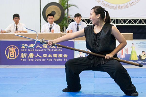 2013年新唐人第四屆「全世界華人武術大賽」亞太初賽女子器械組選手梁容爾。（陳柏州／大紀元）