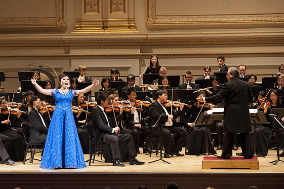 2012年10月，神韵交响乐团在纽约卡内基音乐厅(Carnegie Hall)的世界首演，在观众经久不息的掌声与欢呼声中，乐团成员们三次安可，三次谢幕。（摄影：戴兵/大纪元）
