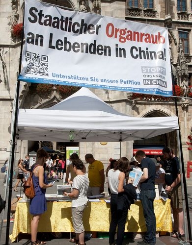 二零一三年八月十七日德國慕尼黑瑪琳廣場上，很多德國人簽名制止中共迫害法輪功。（明慧網）