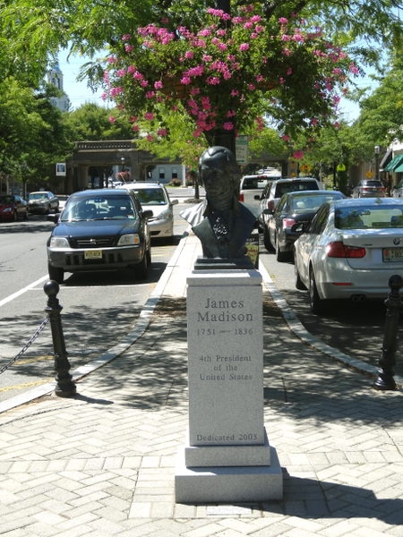 小镇内的麦迪逊总统雕像（摄影：姬承羲/大纪元）                               