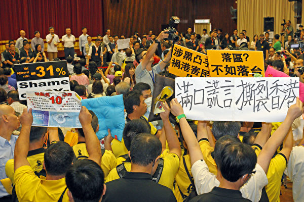 梁振英放假前落區時，遭遇示威，被批評滿口謊言，撕裂香港。（圖片／潘在殊）