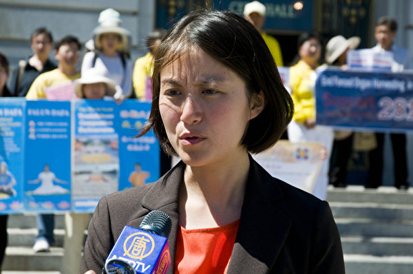9月5日，灣區民眾在舊金山市政廳前，呼籲聲援國會眾議院281號決議案。圖為Vivian Lan曝光在看守所被強迫體檢的經歷。（曹景哲/大紀元）