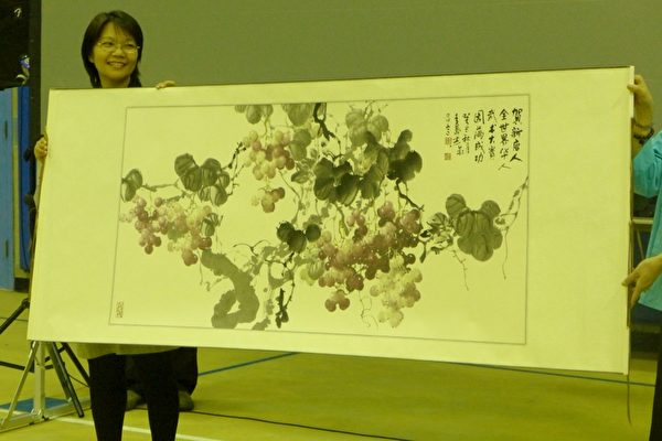 唐艺先生还特别赠与主办方新唐人电视台一幅葡萄字画，以赞扬新唐人弘扬传统文化硕果累累。