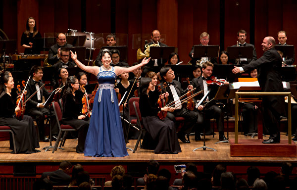 神韻交響樂團於九月二十七日晚在肯尼迪藝術中心音樂廳首演，拉開了2013年巡迴演出的序幕。神韻女高音歌唱家姜敏的演唱獲得觀眾的熱烈掌聲。（李莎/大紀元）