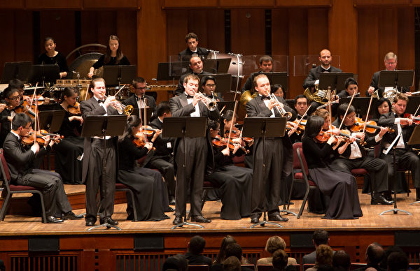 神韻交響樂團於九月二十七日晚在肯尼迪藝術中心音樂廳首演，拉開了2013年巡迴演出的序幕。小號三重奏的演奏獲得觀眾的熱烈掌聲。（李莎/大紀元）