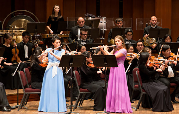 神韻交響樂團於九月二十七日晚在肯尼迪藝術中心音樂廳首演，拉開了2013年巡迴演出的序幕。長笛雙重奏的演奏獲得觀眾的熱烈掌聲。（李莎/大紀元）