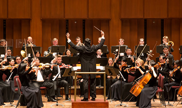 神韻交響樂團於九月二十七日晚在肯尼迪藝術中心音樂廳首演，拉開了2013年巡迴演出的序幕。音樂優美動人，演奏扣人心弦，時而熱情激昂、時而含蓄沉靜，觀眾互動熱烈。（李莎/大紀元）