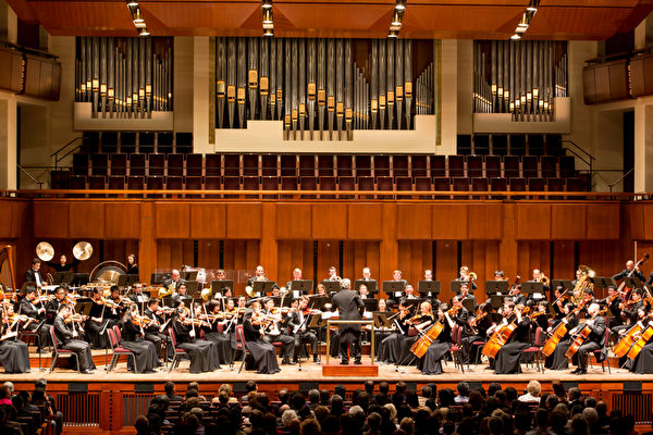神韻交響樂團於九月二十七日晚在肯尼迪藝術中心音樂廳首演，拉開了2013年巡迴演出的序幕。音樂優美動人，演奏扣人心弦，時而熱情激昂、時而含蓄沉靜，觀眾互動熱烈。（李莎/大紀元）