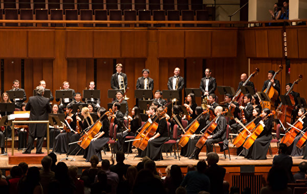 神韻交響樂團於九月二十七日晚在肯尼迪藝術中心音樂廳首演，拉開了2013年巡迴演出的序幕。演出非常成功，觀眾反響極其熱烈，全體起立鼓掌長達十分鐘，四次謝幕。（李莎/大紀元）