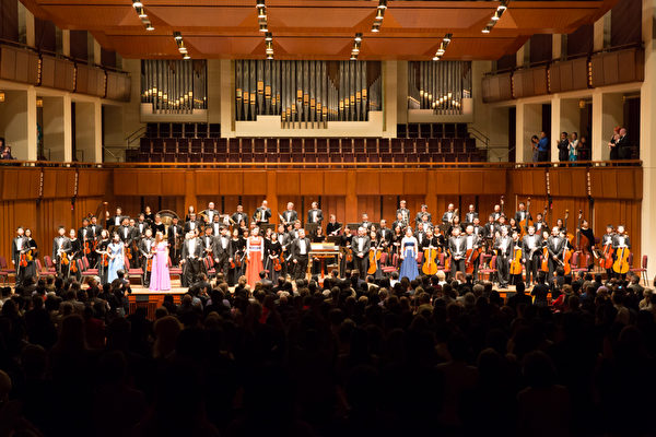 神韻交響樂團於九月二十七日晚在肯尼迪藝術中心音樂廳首演，拉開了2013年巡迴演出的序幕。演出非常成功，觀眾反響極其熱烈，全體起立鼓掌長達十分鐘，四次謝幕。（李莎/大紀元）