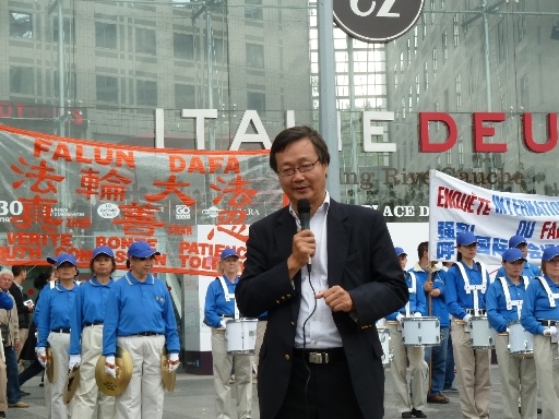 德國國際人權組織理事吳曼楊發言，支持法輪功學員反迫害，鼓勵華人「三退」。（攝影：袁容/大紀元）