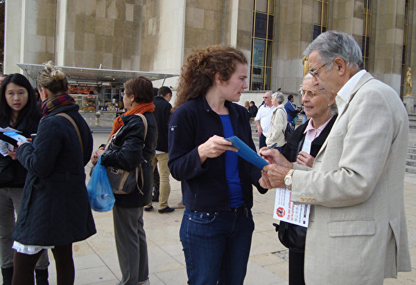 學員在廣場上給遊客講中共活摘器官的真相和做征簽。（攝影：黎平/大紀元）