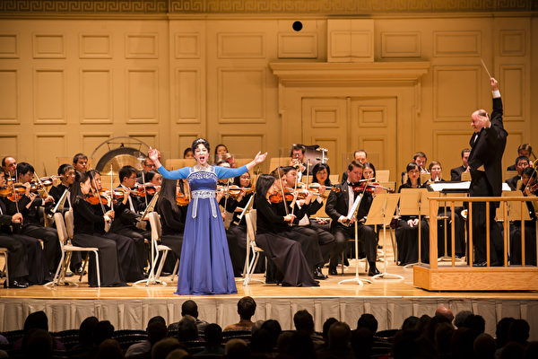 满载盛誉的神韵交响乐团继美国华盛顿DC及纽约的轰动性演出之后，10月9日晚来到今年巡演的第三站，著名的波士顿交响乐厅，给观众带来一场恢弘的音乐圣典。（爱德华／大纪元）