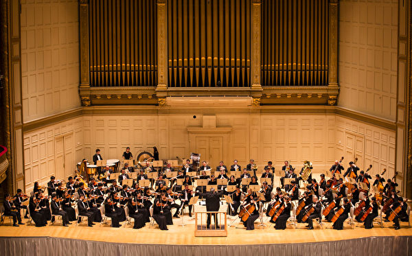 满载盛誉的神韵交响乐团继美国华盛顿DC及纽约的轰动性演出之后，10月9日晚来到今年巡演的第三站，著名的波士顿交响乐厅，给观众带来一场恢弘的音乐圣典。（爱德华／大纪元）