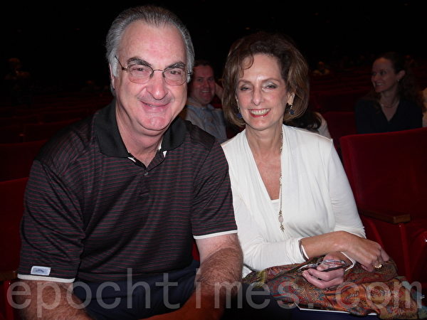 企業主Bill Levine先生與妻子Paula欣賞了神韻交響樂團的演出後，表示「我感受到一種希望，還有像春​​天般的氣息撲面而來。」（于欣然/大紀元）