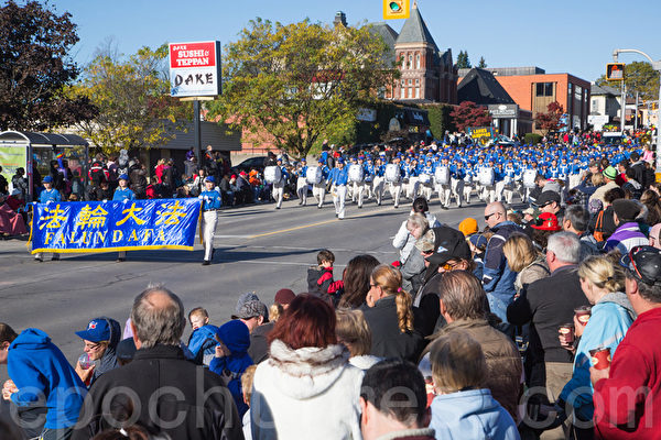 10月14日，100多人组成的法轮功天国乐团在 加拿大基奇纳 - 滑铁卢参加盛大感恩节游行。（摄影：艾文/大纪元）
