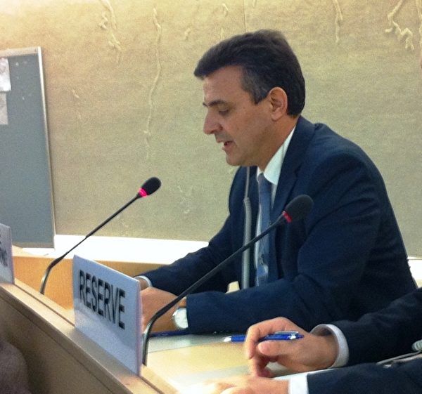 9月26日，西班牙人權律師Carlos Iglésias在聯合國第二十四屆人權會議現場發言，指控中共前黨魁江澤民設計和組織了一整套滅絕成千上萬的法輪功精神修煉者的戰略。（圖片來源：明慧網）