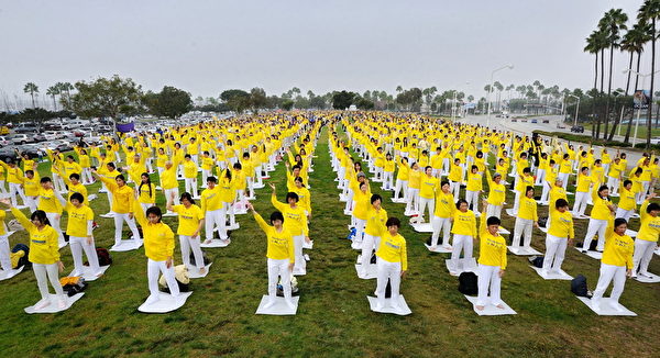 來自世界各地的二千多名法輪功學員，聚集在美國加州洛杉磯長灘的瑪麗娜·格林公園草坪上集體煉功。(宋祥龍/大紀元）