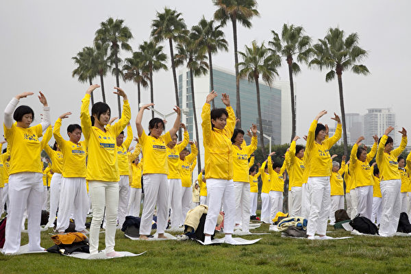 來自世界各地的二千多名法輪功學員，聚集在美國加州洛杉磯長灘的瑪麗娜·格林公園草坪上集體煉功。(季媛/大紀元）