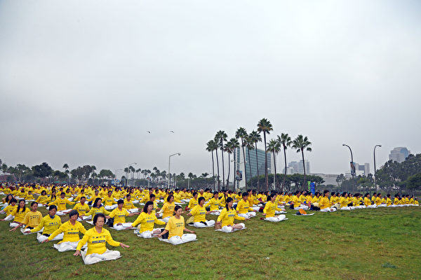來自世界各地的二千多名法輪功學員，聚集在美國加州洛杉磯長灘的瑪麗娜·格林公園草坪上集體煉功。(潘在殊/大紀元）