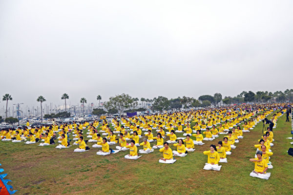 來自世界各地的二千多名法輪功學員，聚集在美國加州洛杉磯長灘的瑪麗娜·格林公園草坪上集體煉功。(潘在殊/大紀元）