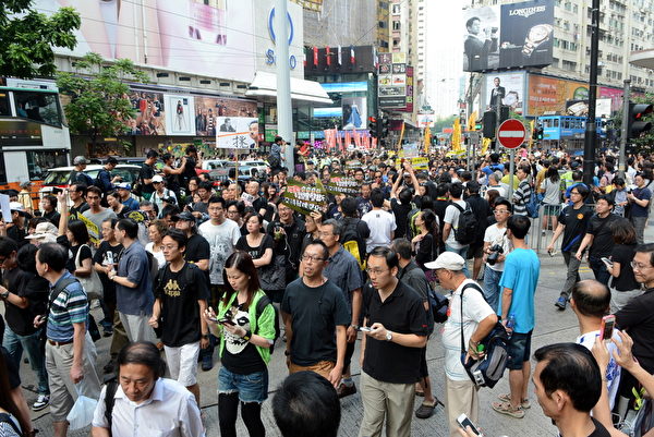 市民由“民间开放电视行动”举办，由铜锣湾东角道起步，游行至香港政府总部。由于人员太多，集会的地点早在下午3点游行开始前已经站满人。（摄影／邝天明）