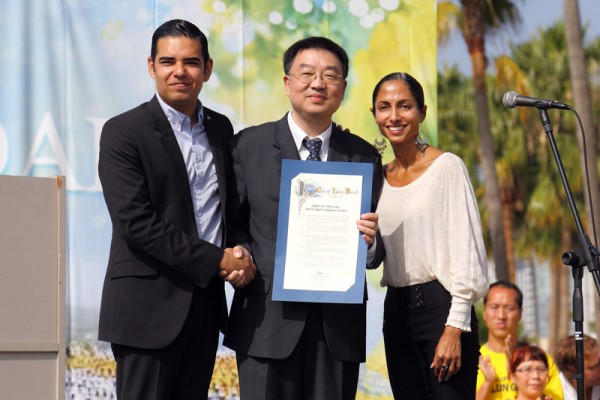 2013年10月20日，洛杉磯，長灘市副市長羅伯特．加西亞(左）和市議員蘇嘉．洛文索（Dr Suja Lowenthal DPD，右）帶著褒獎前來參加集會。（宋祥龍/大紀元）