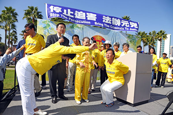2013年10月20日，洛杉矶，集会上法轮功学员演示在中国受到的酷刑。（潘在殊/大纪元）
