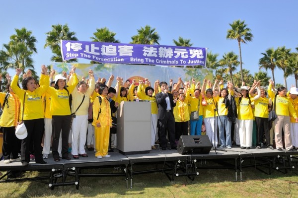 華裔歌手Tony Chen演唱《自由中國》主題歌，國會議員羅拉巴克和眾多法輪功學員加入。（宋祥龍/大紀元）
