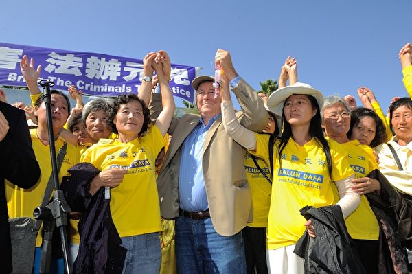 2013年10月20日，洛杉矶，集会在华裔歌手Tony Chen演唱的《自由中集会在华裔歌手Tony Chen演唱的《自由中国》主题曲歌声中圆满结束。国会议员罗拉巴克和几十位法轮功学员高举双手加入演唱，场面感人，政要、嘉宾和很多与会者都感动落泪。（宋祥龙／大纪元）