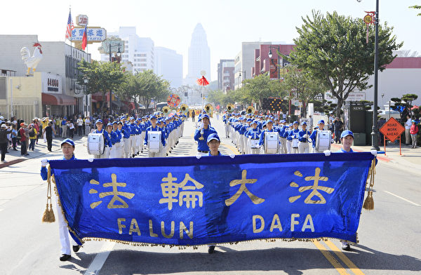 2013年10月20日，法輪功學員在洛杉磯中國城舉辦遊行，向華人群體講述法輪大法的真相。（李明/大紀元）  