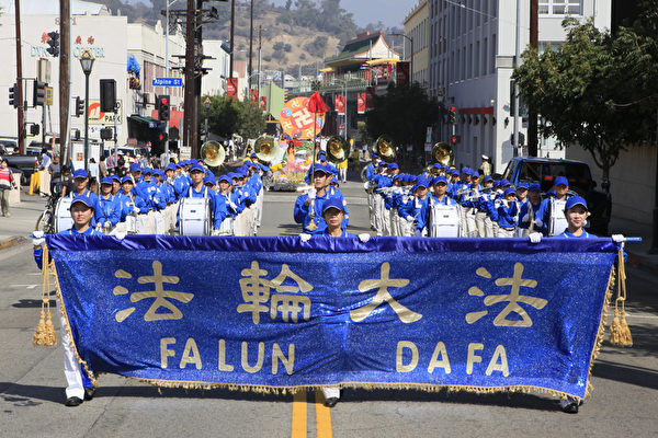 2013年10月20日，美國洛杉磯中國城，法輪功學員大遊行。（攝影：李明／大紀元）