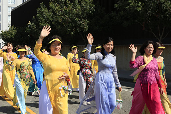 2013年10月20日，美國洛杉磯中國城，法輪功學員大遊行。（攝影：李明）