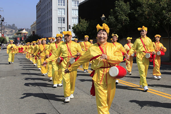 2013年10月20日，美國洛杉磯中國城，法輪功學員大遊行。（攝影：李明）