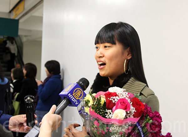 一位從中國大陸來美求學的年輕神韻粉絲接受電視台採訪。（李今春/大紀元）